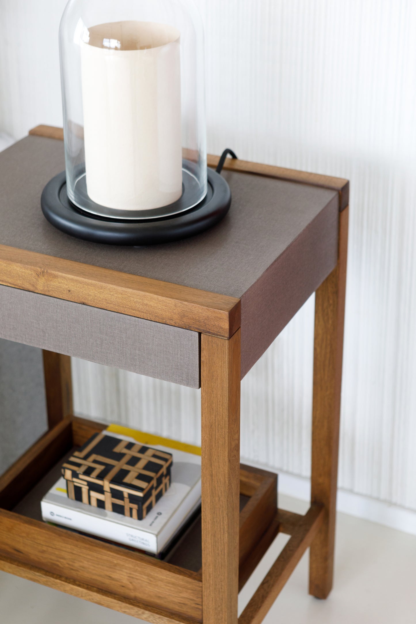 Mesa de luz Chiquibún - Color lino tratado cashmere