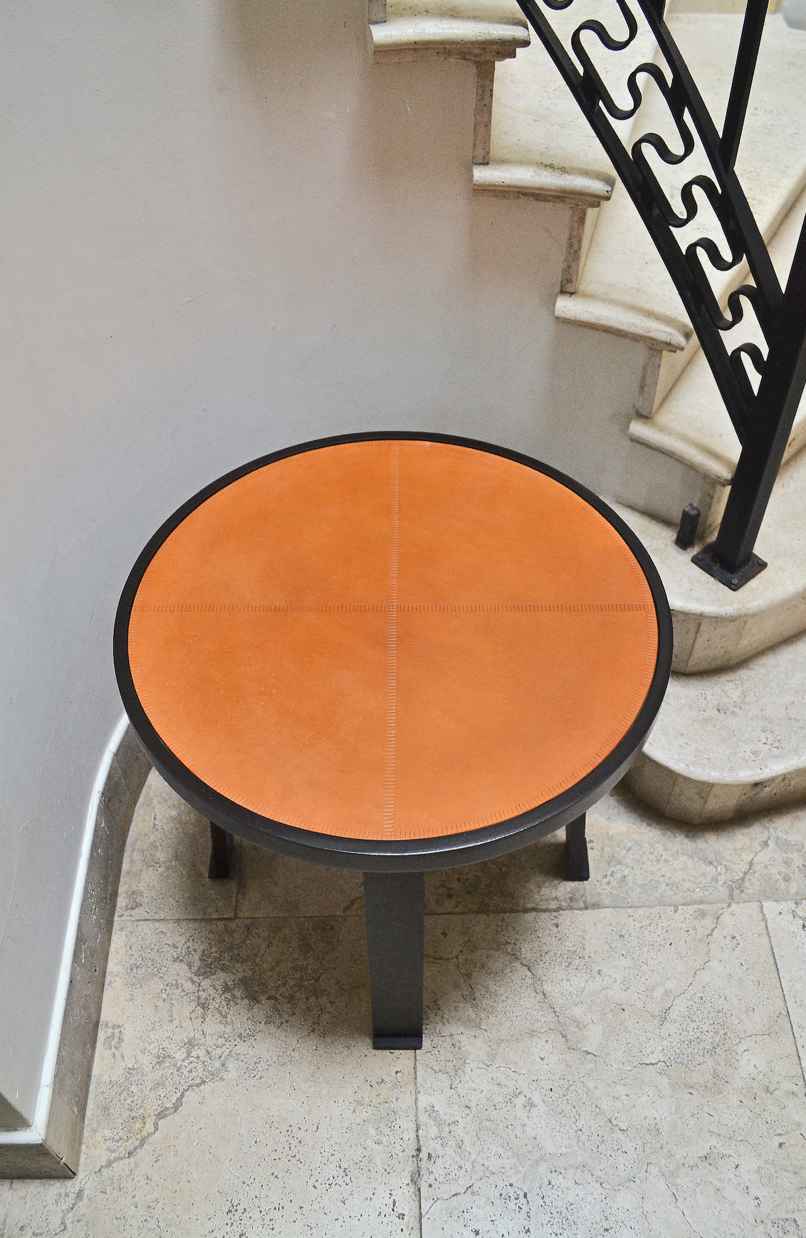 Mesa Lauchita [en cuero viejo]