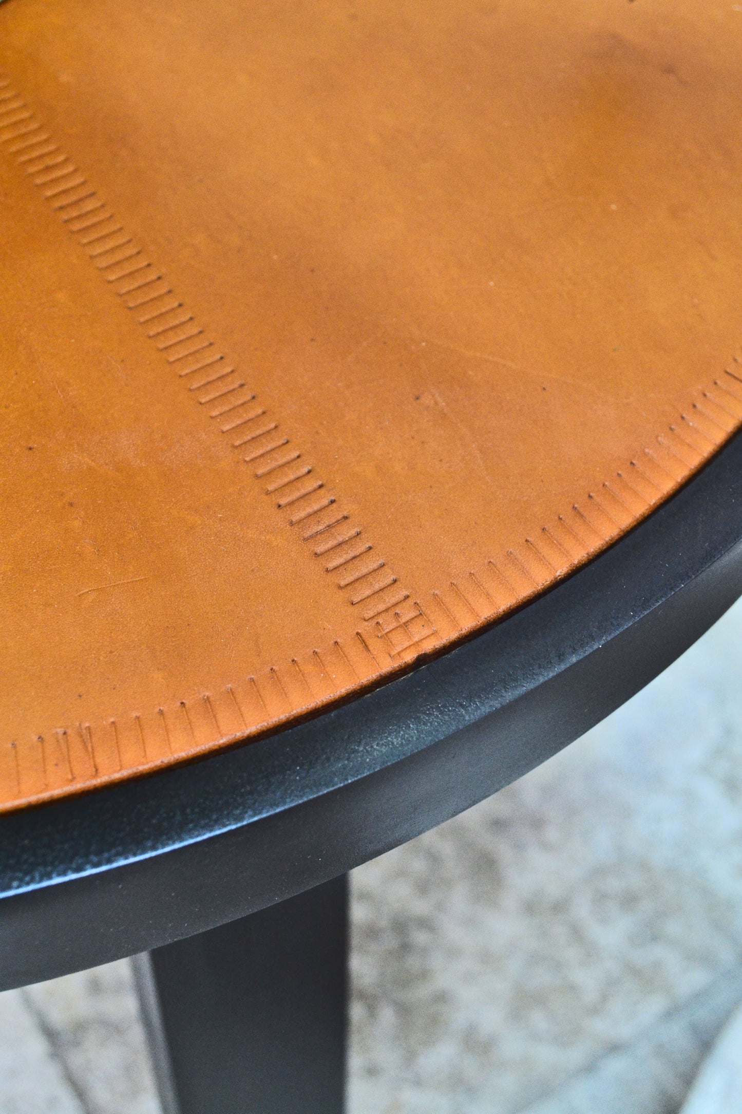 Mesa Lauchita [en cuero viejo]